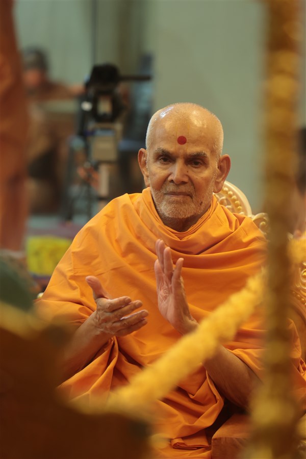 Swamishri sings 'Nand Gher Anand Bhayo'