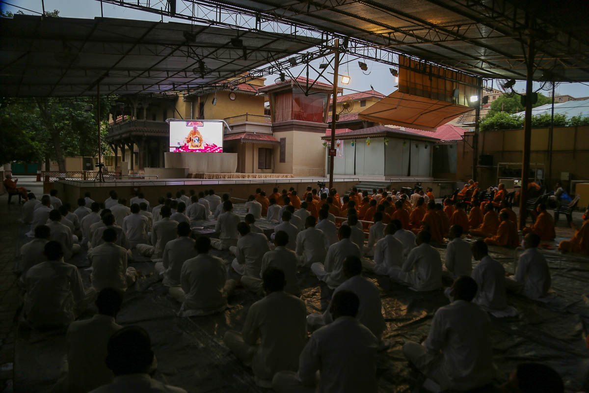 Sadhus and sadhaks doing darshan of Swamishri's puja