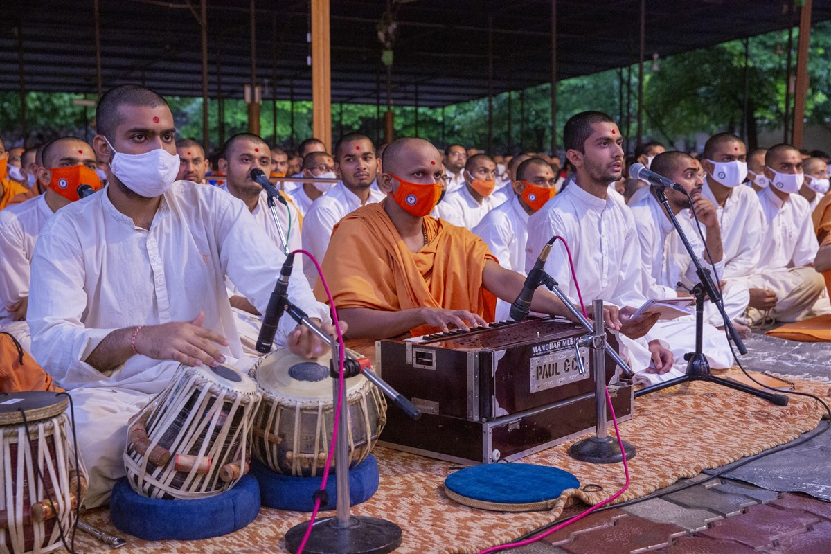 Sadhaks sing kirtans in Swamishri's morning puja