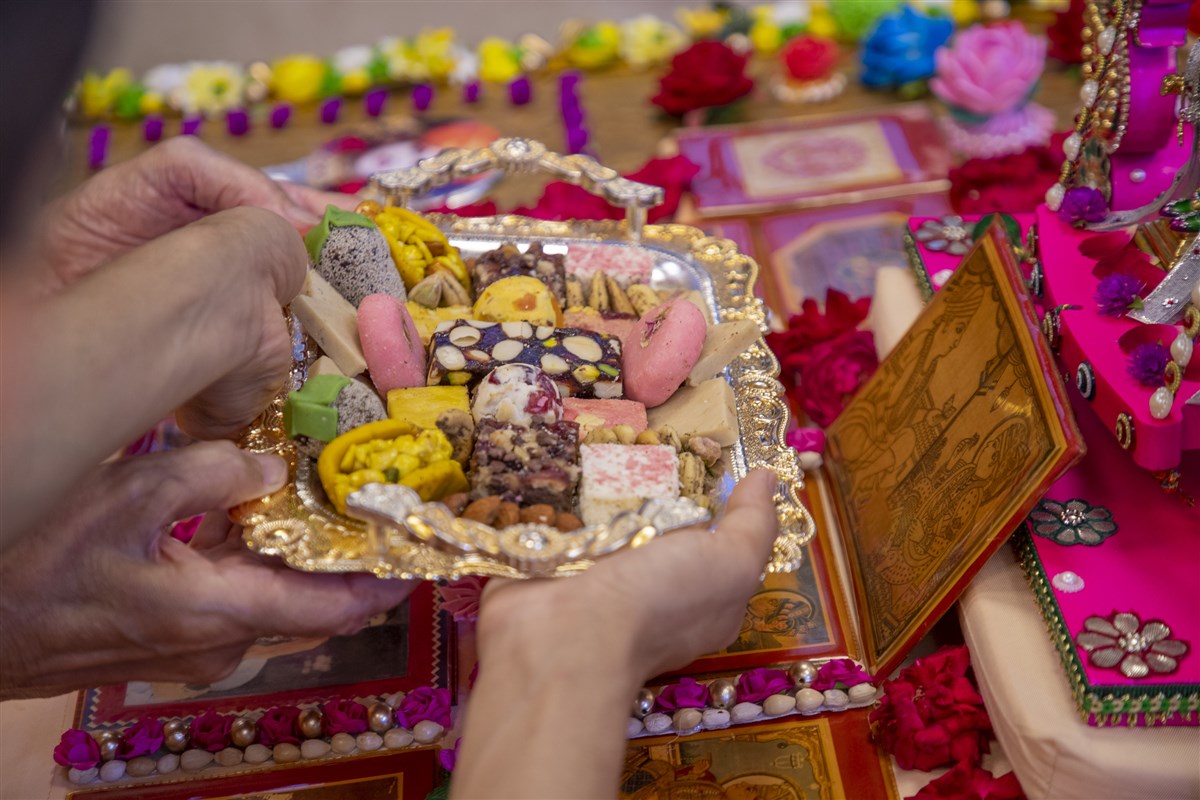 Swamishri offers thal to Shri Akshar-Purushottam Maharaj 