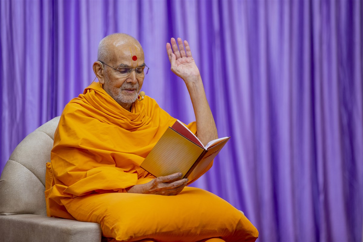 Swamishri discourses on the Swamini Vato in the afternoon