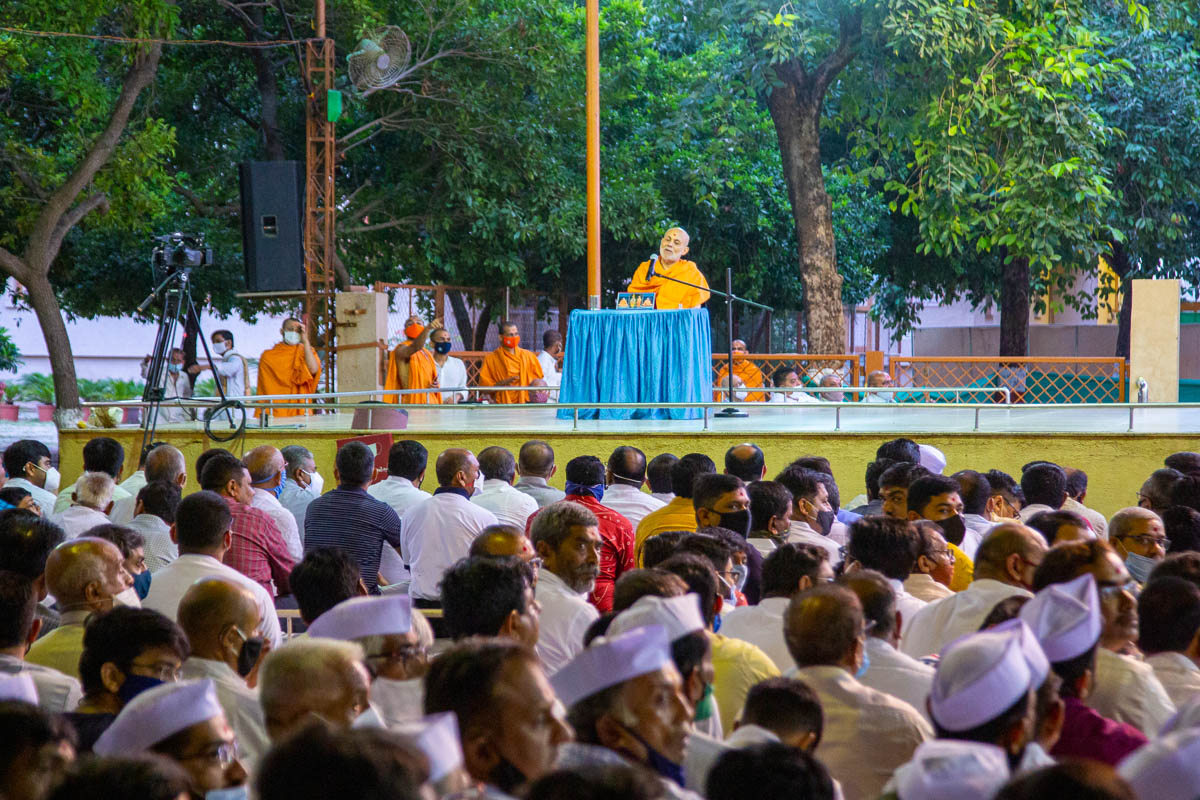 Pujya Viveksagar Swami addresses the morning satsang assembly