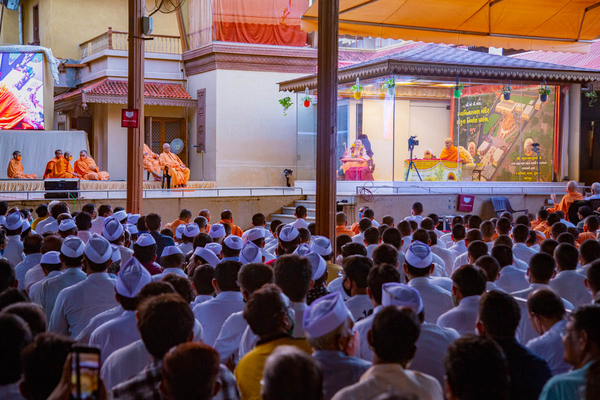 Sadhus, sadhaks and devotees doing darshan of Swamishri's daily puja