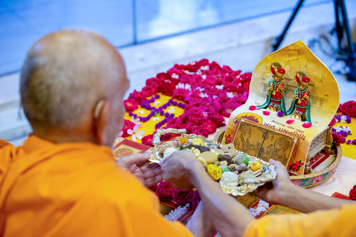Swamishri offers thal to Shri Akshar-Purushottam Maharaj