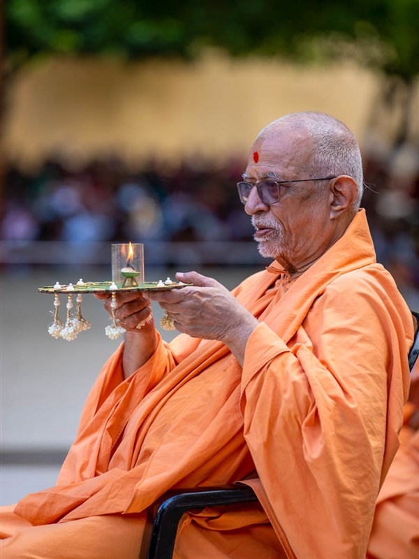 Pujya Swayamprakash Swami (Doctor Swami) performs the arti