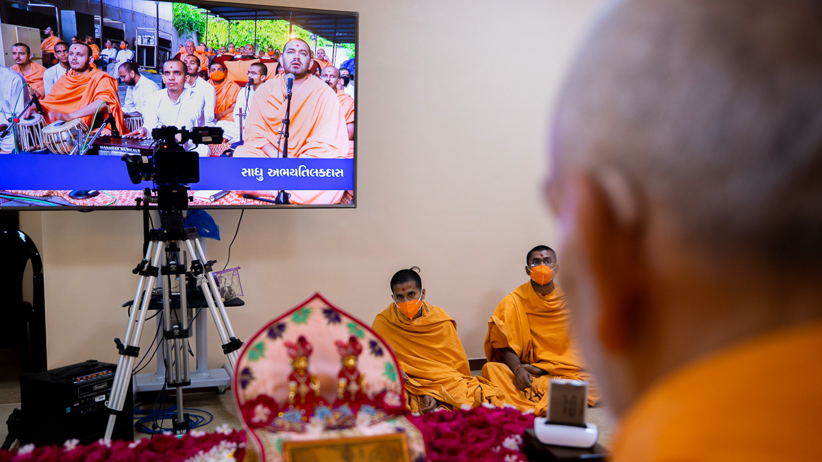 Sadhus and sadhaks sing kirtans in Swamishri's daily puja