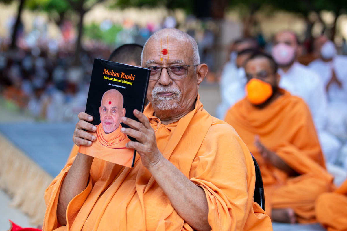 Pujya Swayamprakash Swami (Doctor Swami) inaugurates a print publication 'Mahan Rushi Mahant Swami Maharaj'