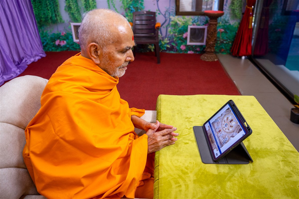 Param Pujya Mahant Swami Maharaj views the new abhishek mandap on the lower level of the Mandir