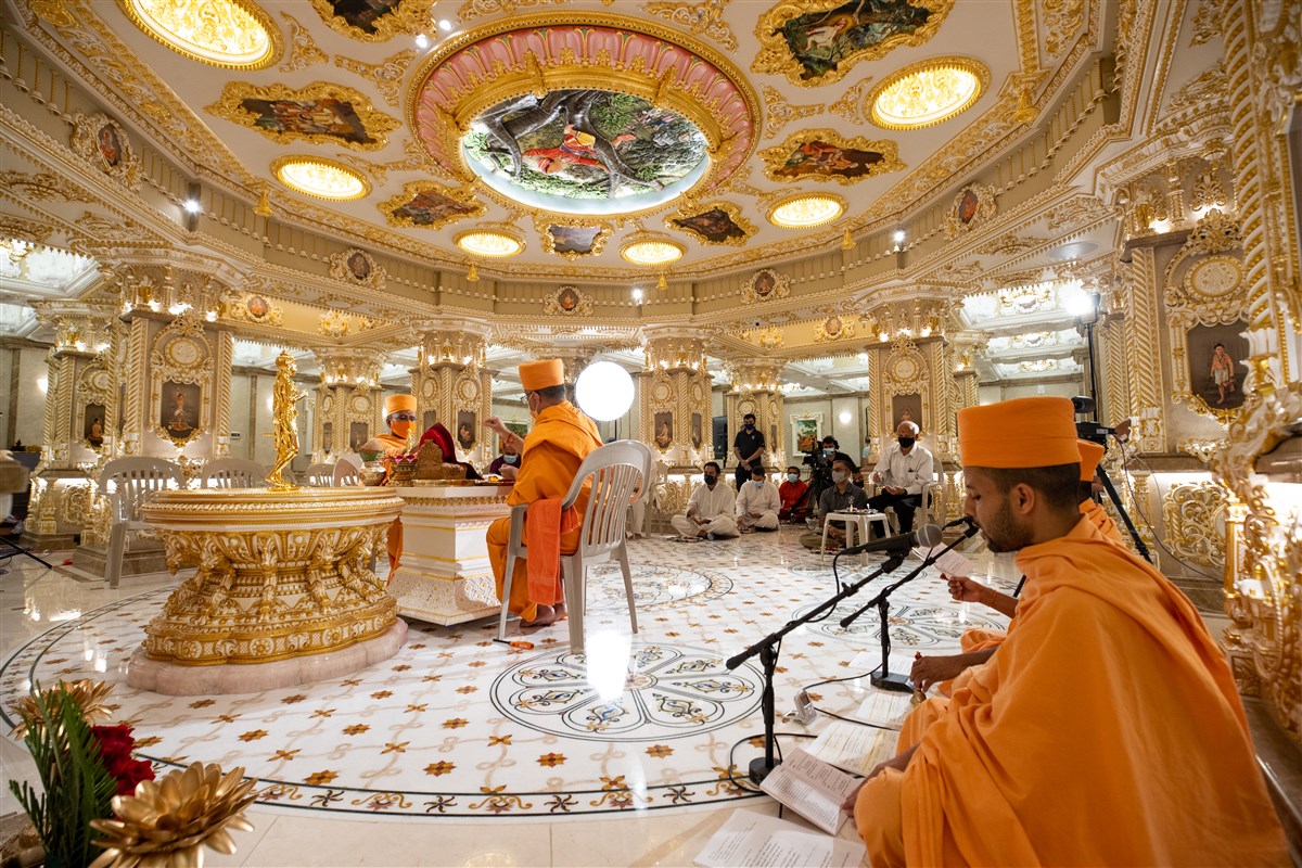 Pujya Swamis recite the Vedic mantras and perform inauguratory rituals