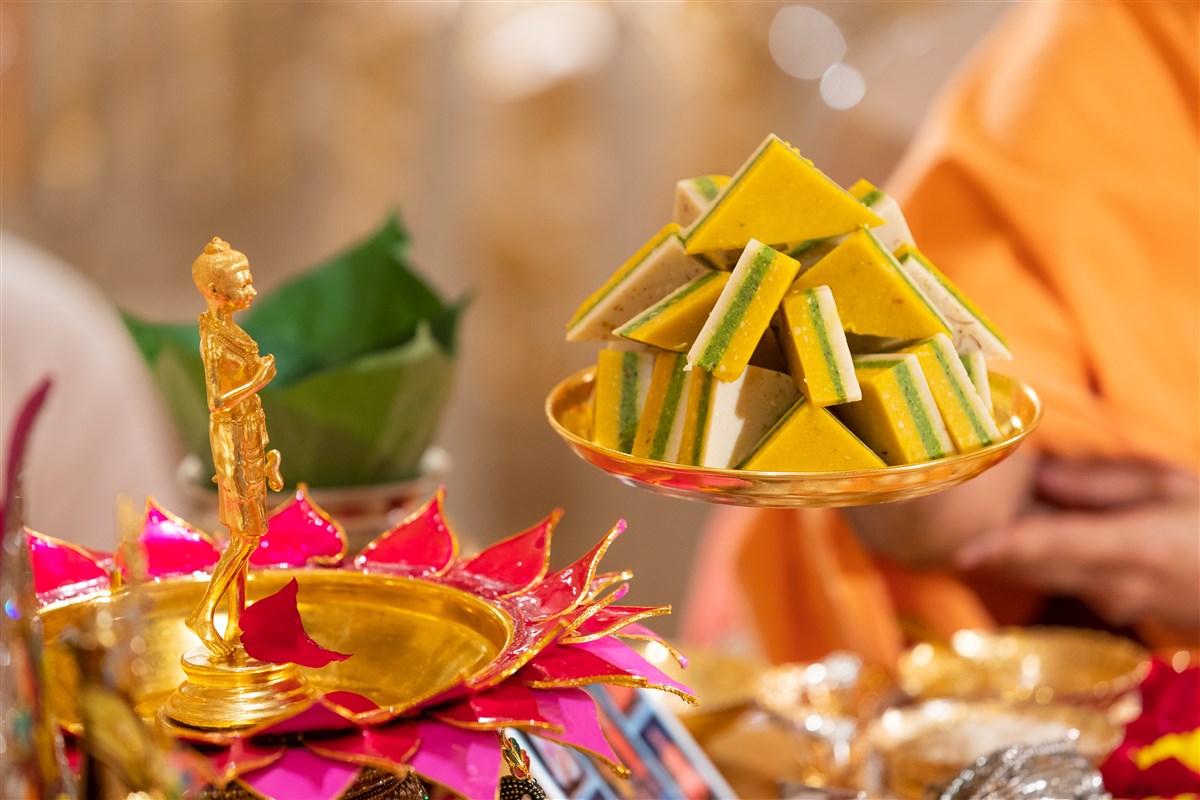 Pujya Swamis offer thal to Shri Nilkanth Varni Maharaj