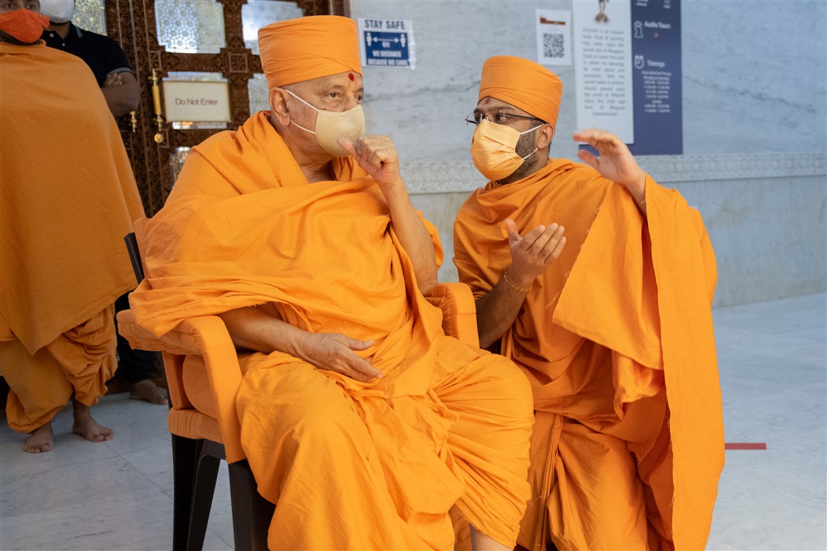 Pujya Kirtisagar Swami who designed the Abhishek mandap explains the design to Pujya Ishwarcharan Swami