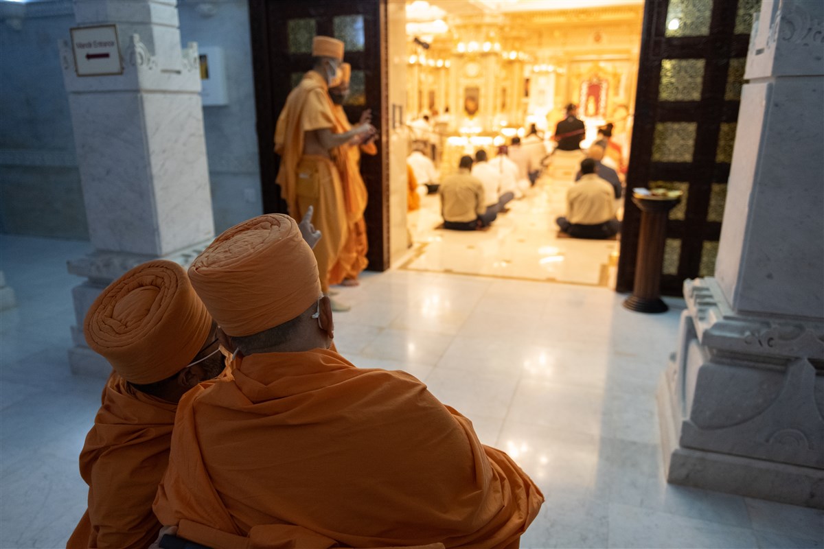 Pujya Ishwarcharan Swami observes the opening rituals