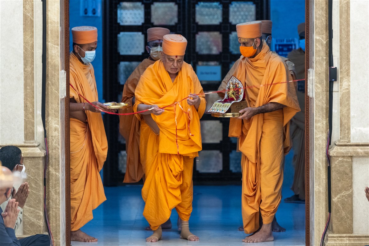Pujya Ishwarcharan Swami inaugurates the new abhishek mandap