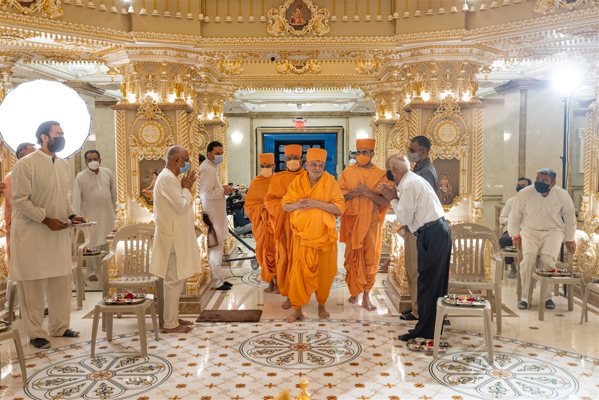 Pujya Ishwarcharan Swami meets with devotees