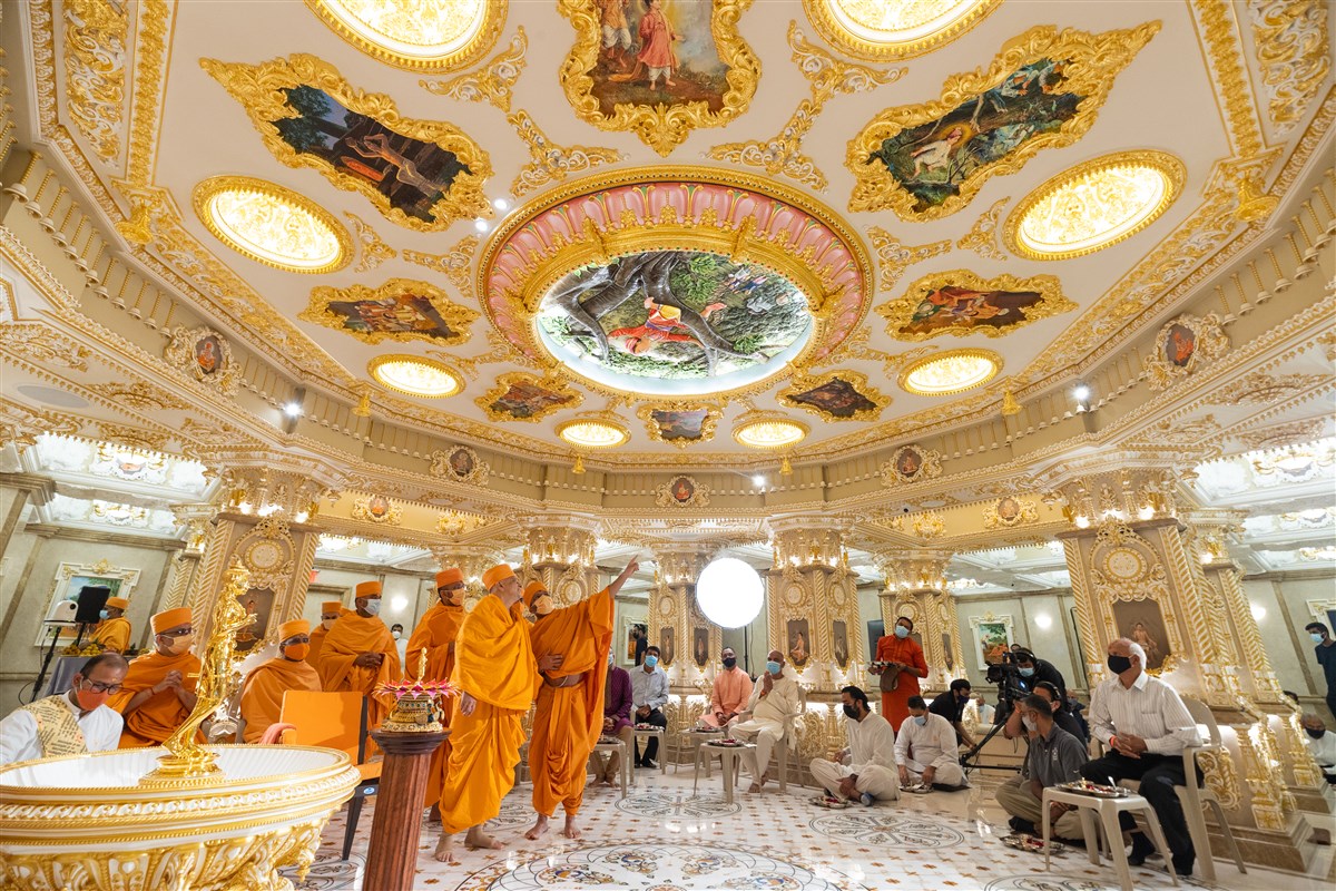 Pujya Ishwarcharan Swami views the decorative ceiling