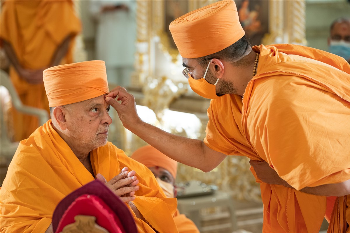 Pujya Shukmuni Swami puts chandlo on Pujya Ishwarcharan Swami