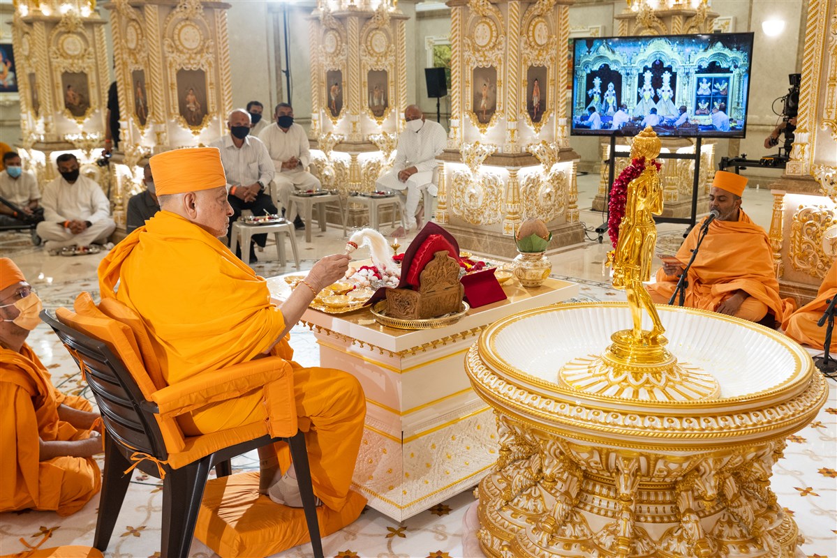 Pujya Ishwarcharan Swami engaged in the rituals