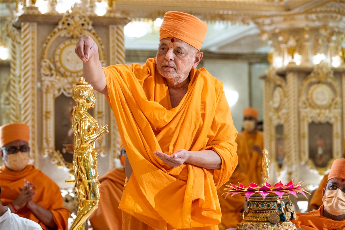 Pujya Ishwarcharan Swami does pujan of the murti