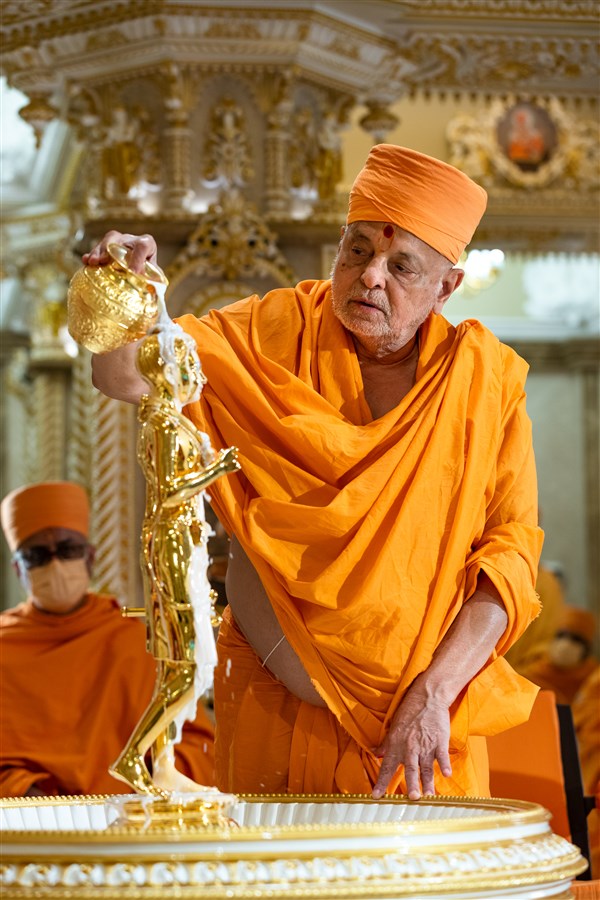 Pujya Ishwarcharan Swami performs ritual bathing of Shri Nilkanth Varni Maharaj with panchamrut