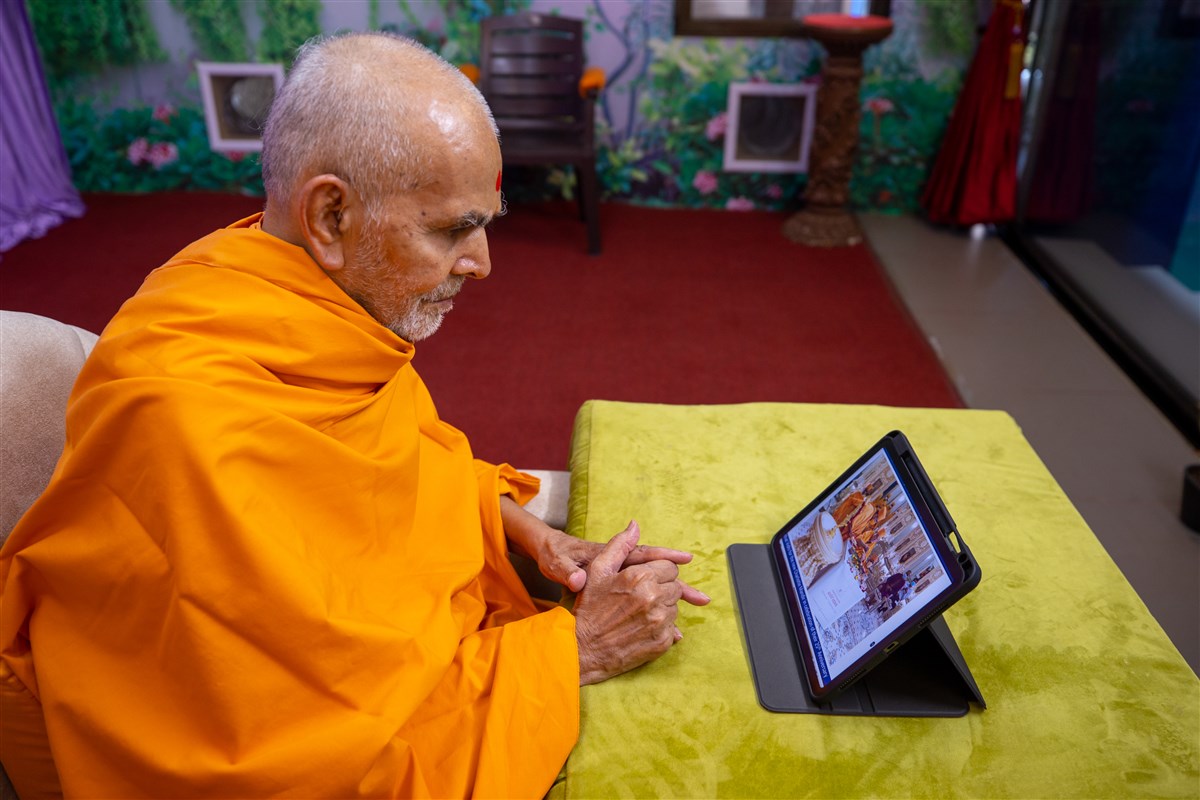Swamishri views the Khat Vidhi for the new Charlotte Mandir