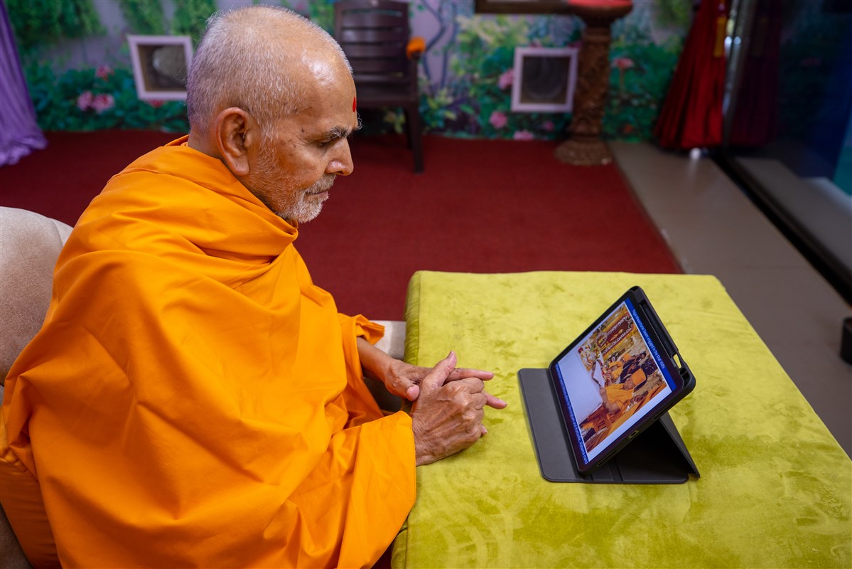 Swamishri views the blessing of plans for two Alabama Mandirs