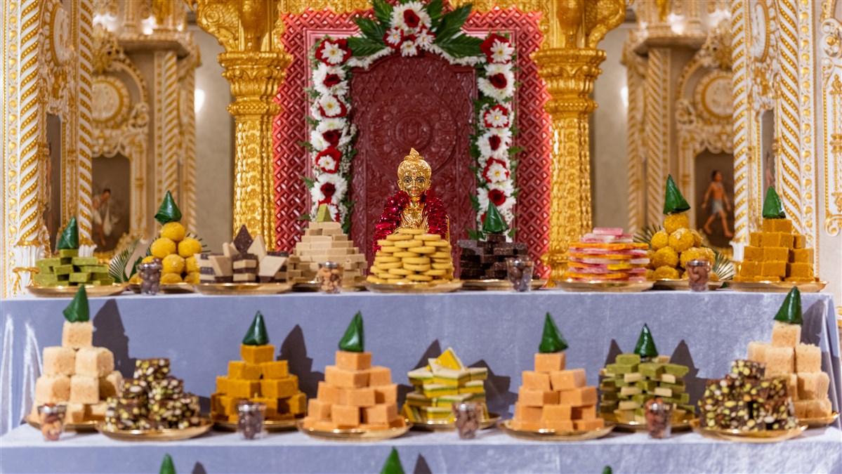 Annakut is offered to Shri Nilkanth Varni Maharaj