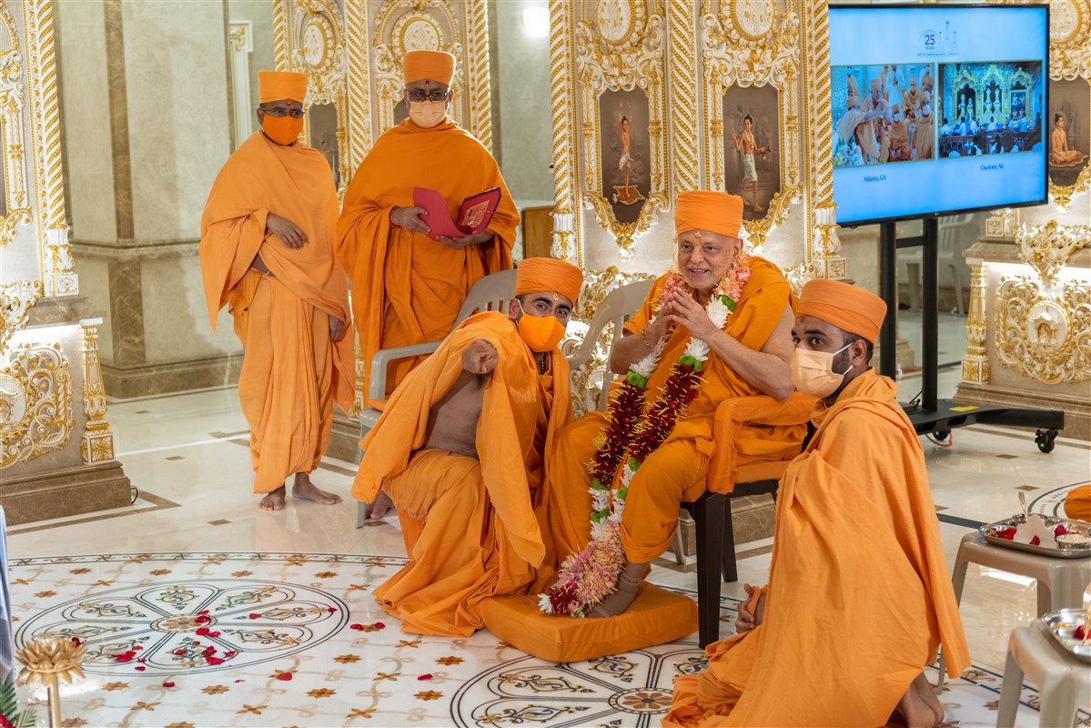 Pujya Ishwarcharan Swami blesses devotees attending virtually in Charlotte