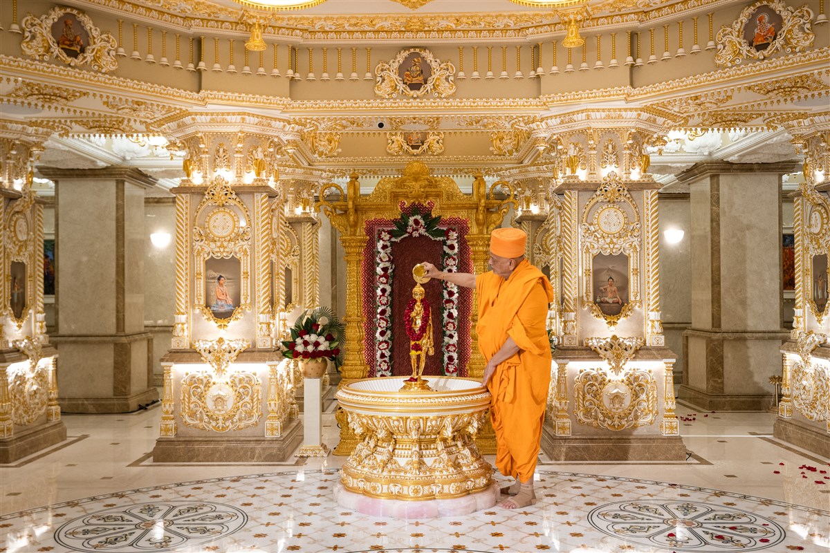 Pujya Ishwarcharan Swami performs abhishek of Shri Nilkanth Varni Maharaj