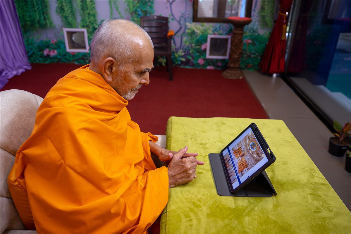 Swamishri does darshan of the Pujya Swamis