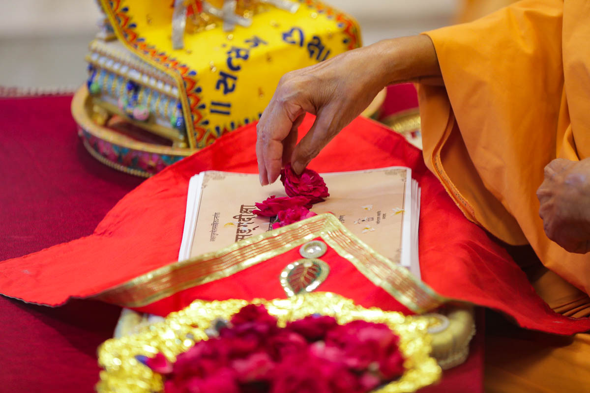 Swamishri performs pujan of 'Satsang Diksha'