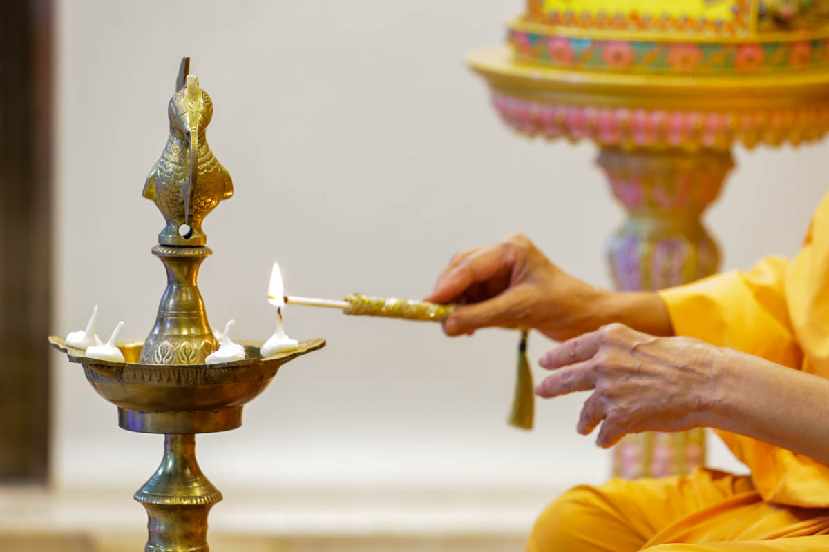 Swamishri lights a lamp to inaugurate the 'Satsang Diksha Adhyayan' Online Course
