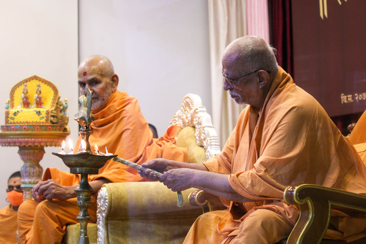 Pujya Doctor Swami lights a lamp to inaugurate the 'Satsang Diksha Adhyayan' Online Course