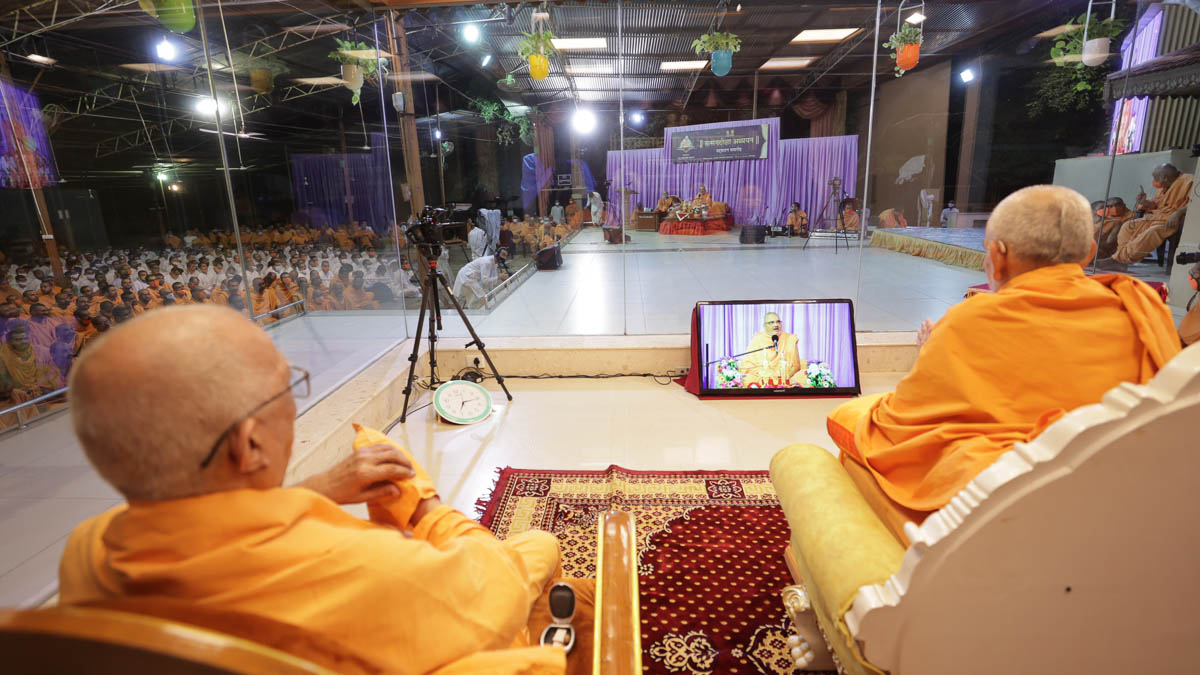 Swamishri and Pujya Doctor Swami during the assembly