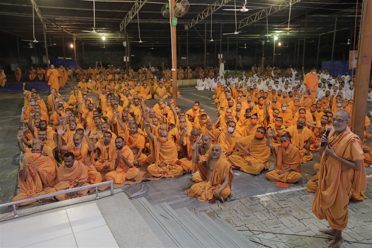 Sadhus hail 'Swaminarayan Bhagwan ni jai'