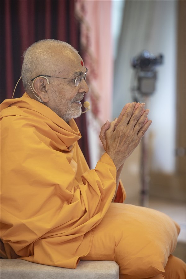 Swamishri greets all with folded hands during the afternoon assembly