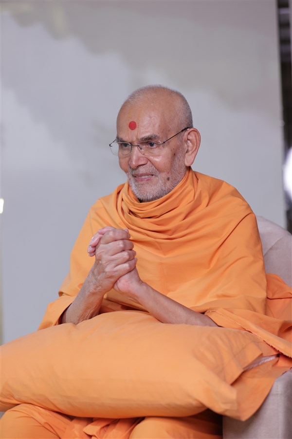 Swamishri interacts with sadhus