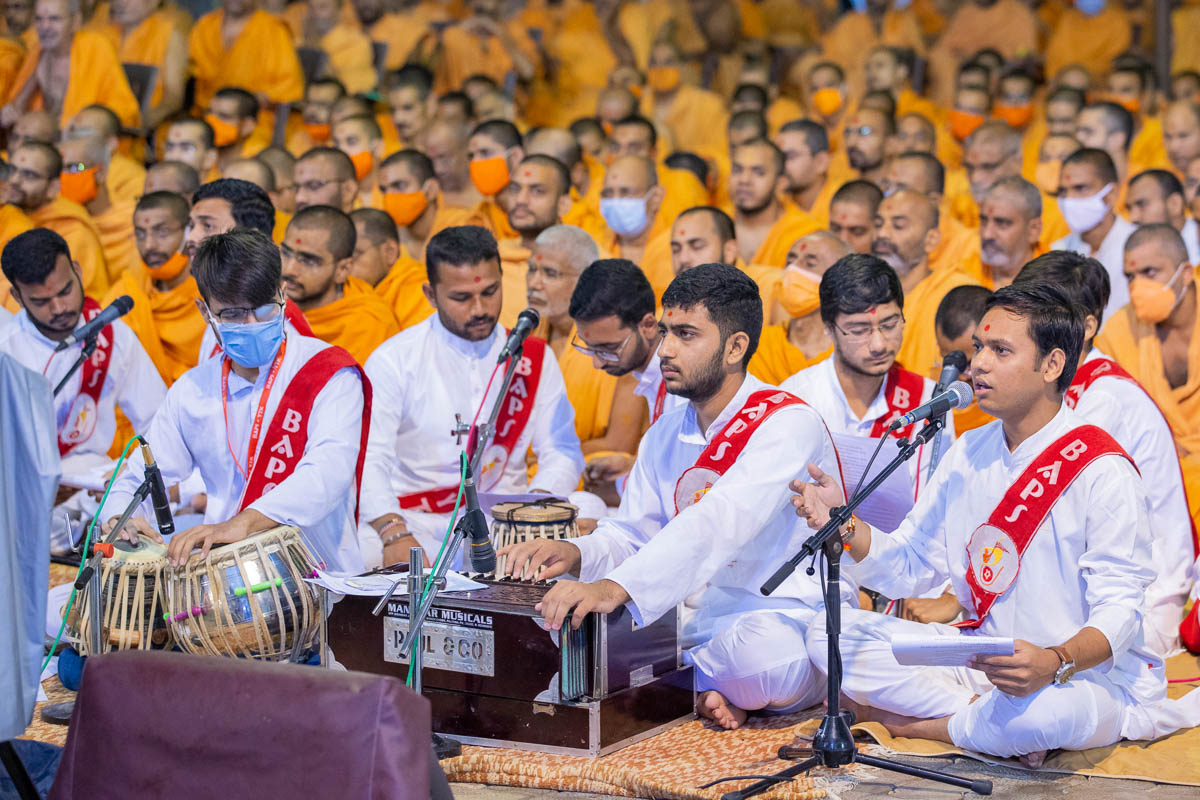 Yuva Talim Kendra (YTK) youths sing kirtans in Swamishri's daily puja