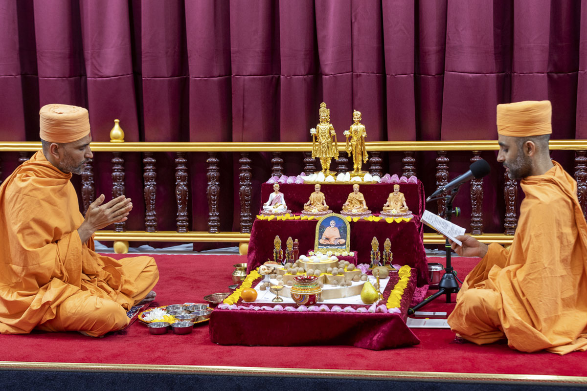 Paramchintandas Swami and Priyachintandas Swami perform mahapuja rituals