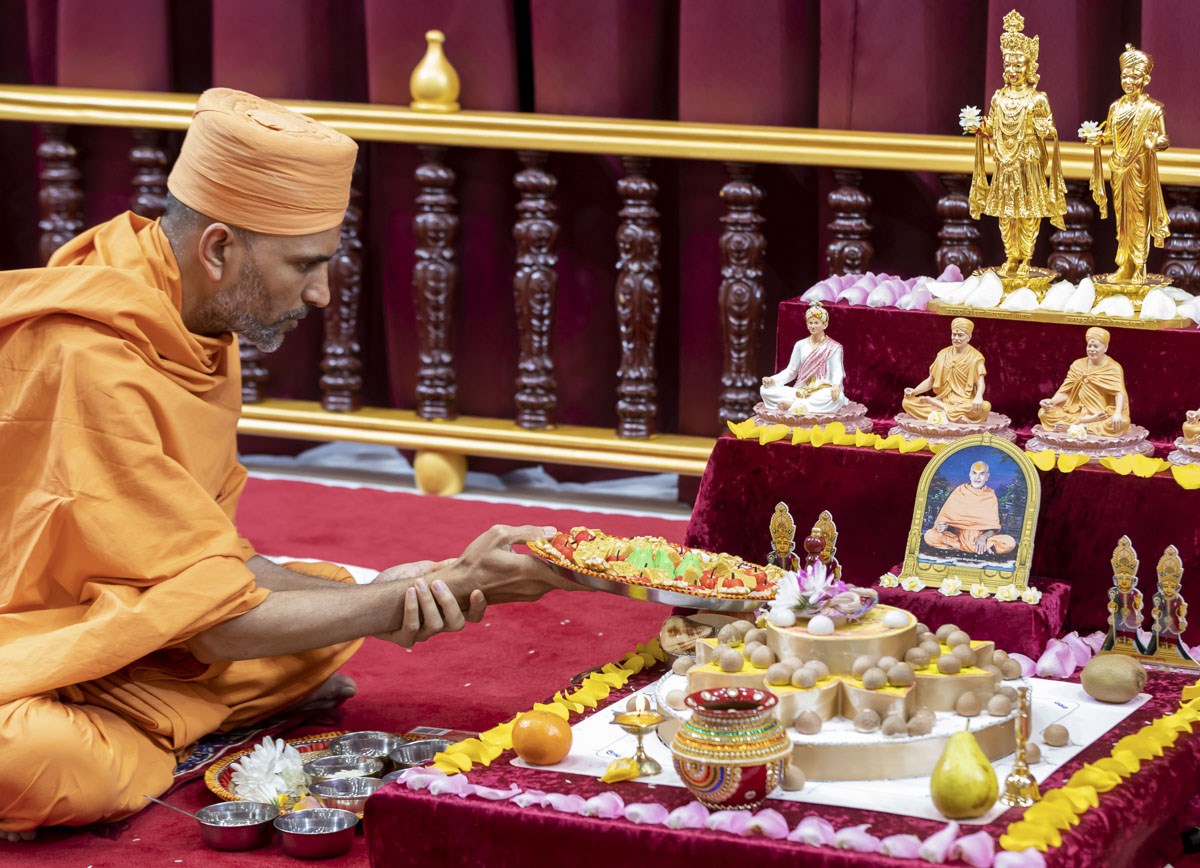 Paramchintandas Swami offers thal to Thakorji