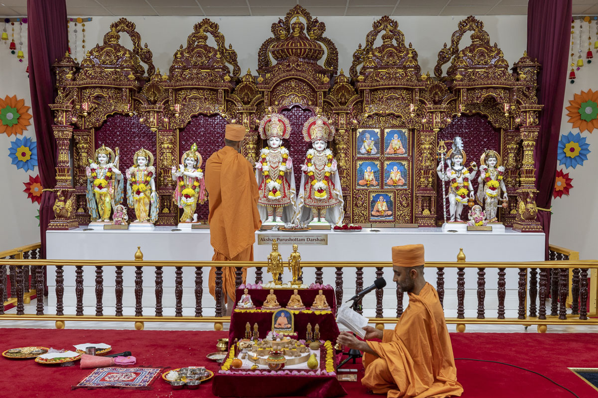 Paramchintan Swami performs murti consecration rituals