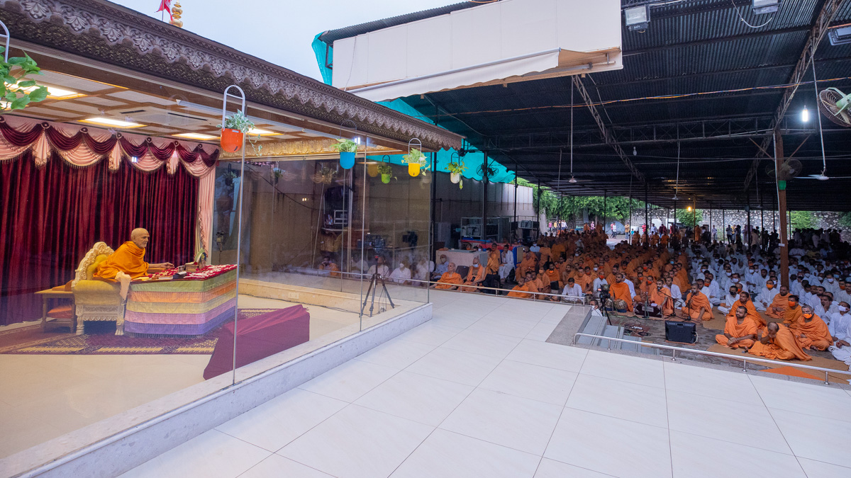 Sadhus, sadhaks and devotees doing Swamishri's puja darshan 
