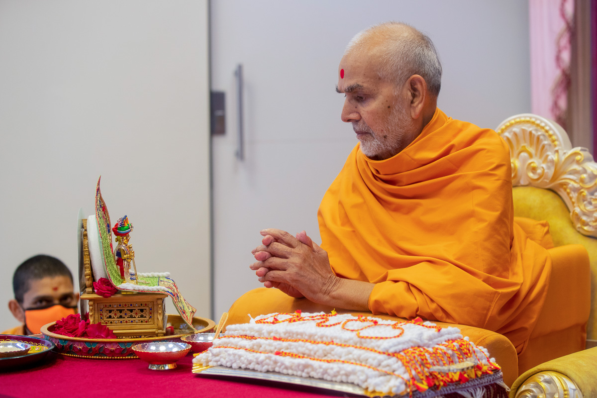 Swamishri during the janoi changing rituals
