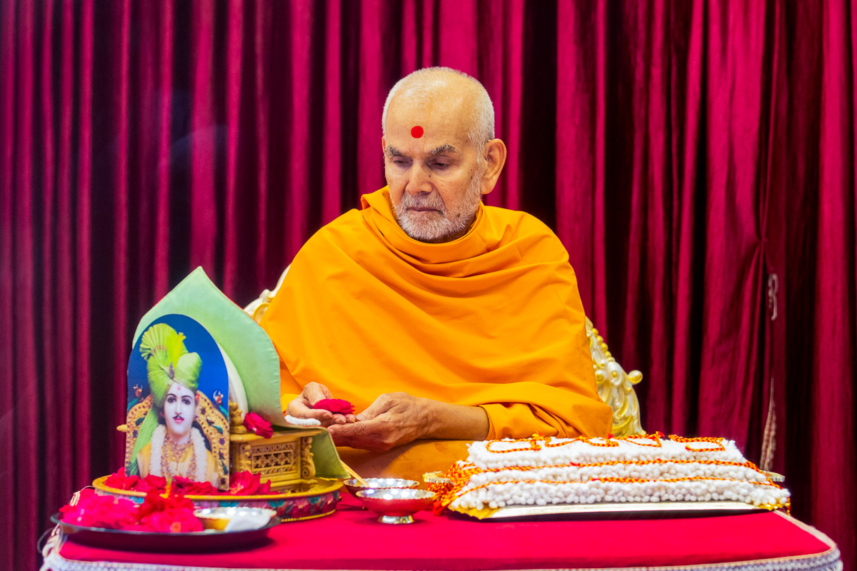 Swamishri during the janoi changing rituals