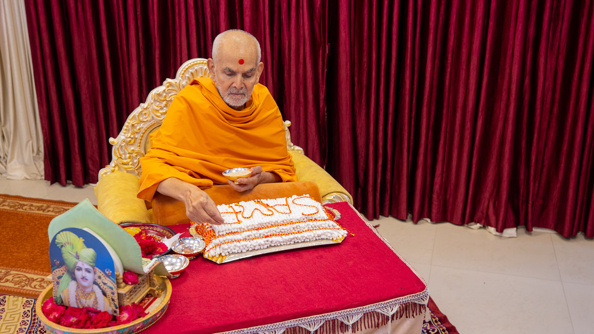 Swamishri sanctifies janois