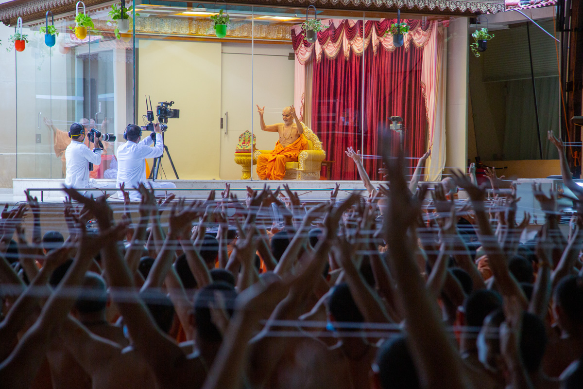 Swamishri and sadhus change janois
