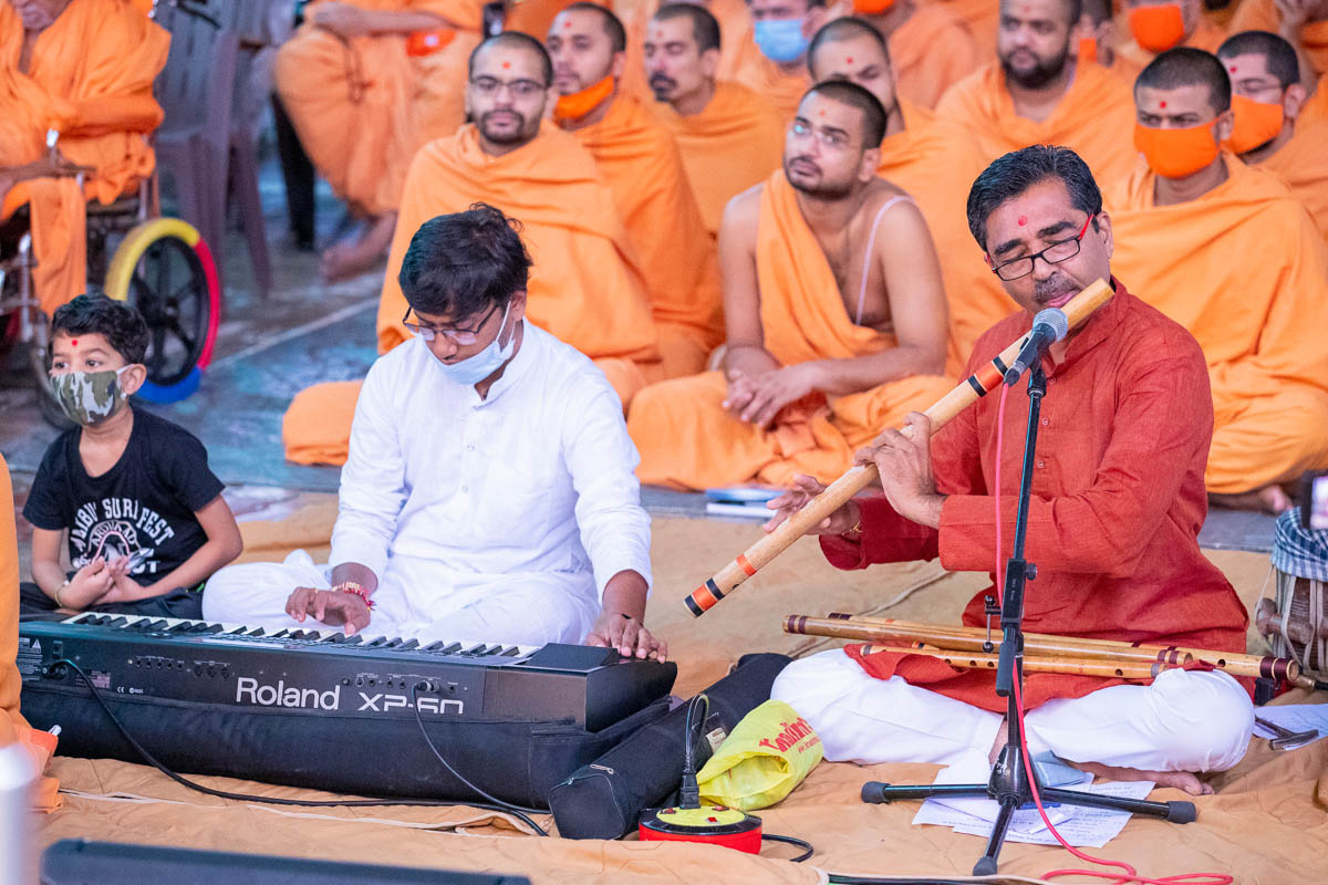 Devotees play musical instruments in Swamishri's daily puja