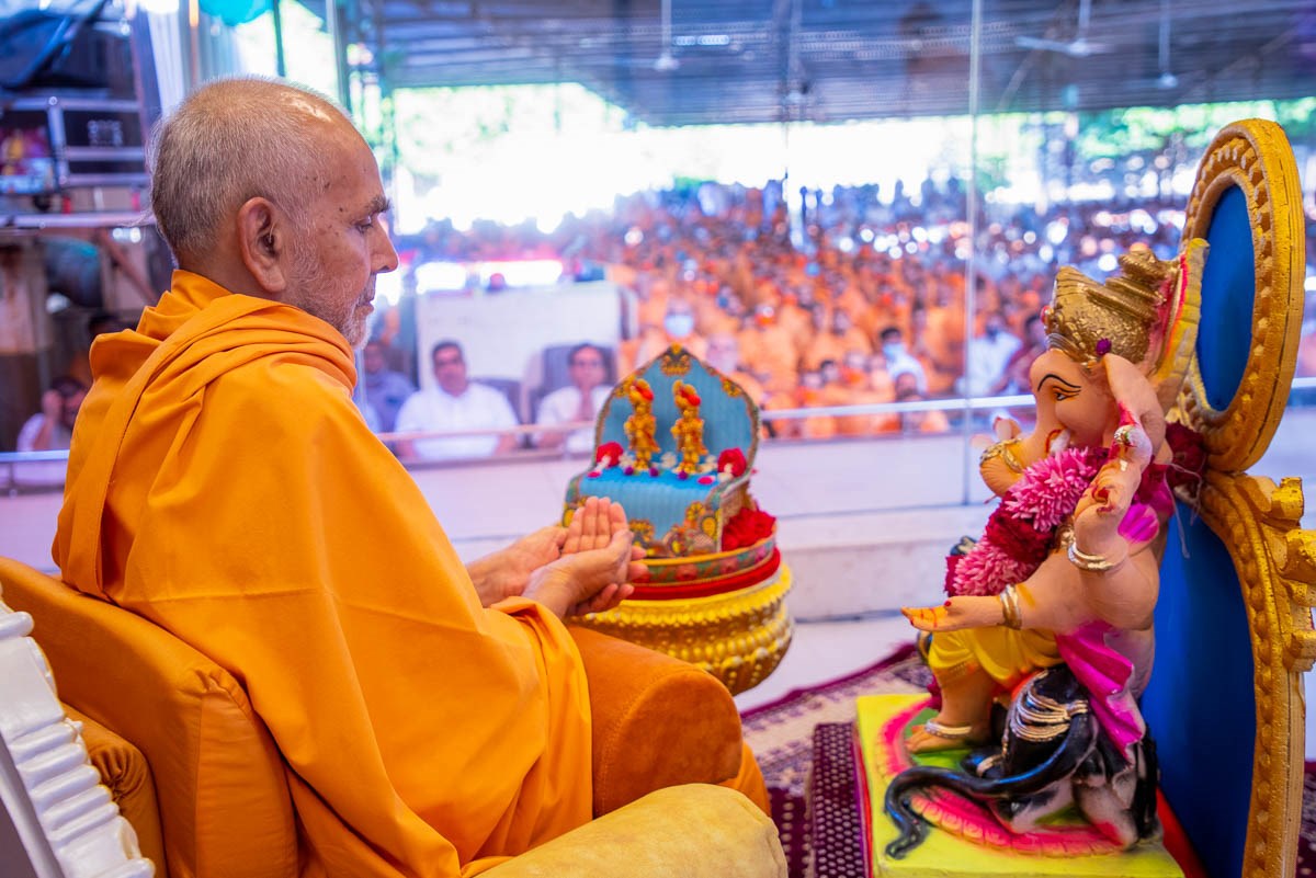 Swamishri performs Ganesh sthapan rituals on Ganesh Chaturthi