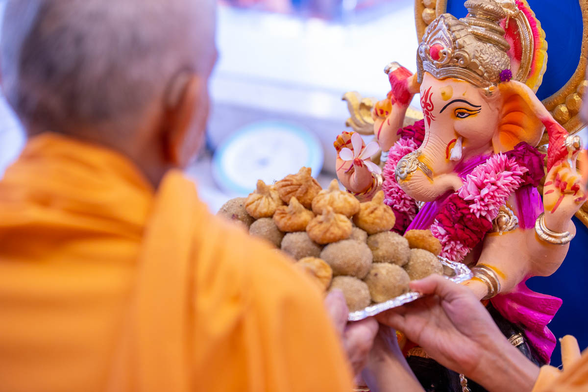 Swamishri offers laddus to Shri Ganeshji