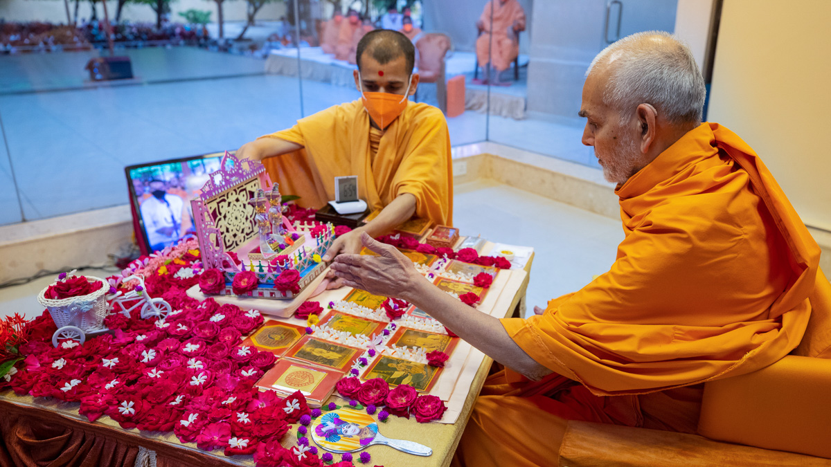 Swamishri guides to align Thakorji in his daily puja