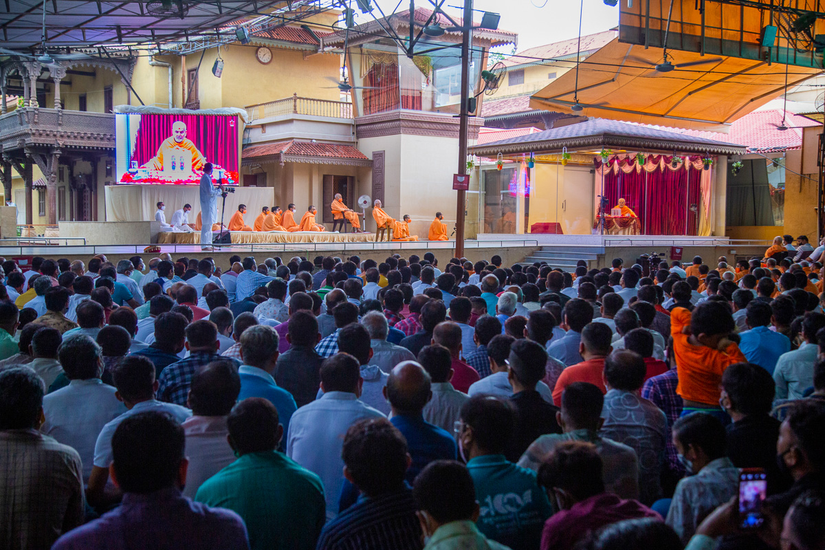 Sadhus, sadhaks and devotees doing Swamishri's puja darshan 